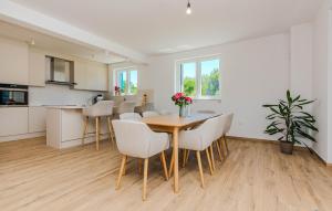 Amazing Home In Privlaka 