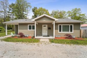 Spacious 3BR Lakefront Cottage with Stunning Views