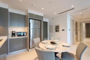 2BR Beachfront Living, Stunning Marina Views