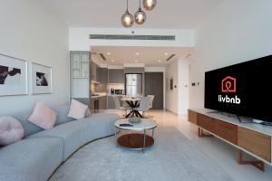 2BR Beachfront Living, Stunning Marina Views