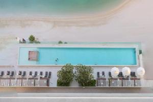 2BR Beachfront Living, Stunning Marina Views