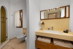 The Square Rooms and Suites img40