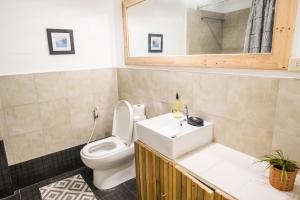 KAHILOM Nest Self-Service Home in Rainforest Nest with Kitchen - Monkeys, Bats, Pet Friendly with a Fee