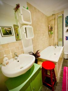 Garden flat, 2 mins walk from beach