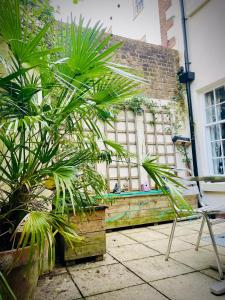 Garden flat, 2 mins walk from beach