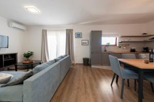 Seafront apartment Elona