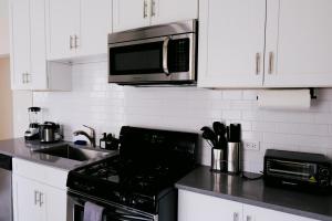 Chicago Chic, Cozy 1BR with Stylish Workspace