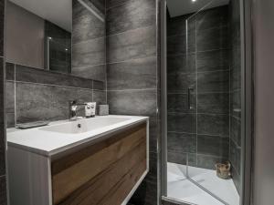 Courchevel 1550 - 5 pers, centre, parking, Wi-Fi - FR-1-631-199