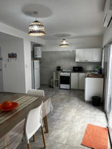 Departamento con patio y garaje y parrilla