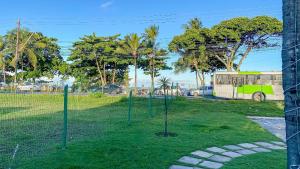 Aptos em condominio frente mar na praia de Taperapuã, atravessou a rua está na praia, aptos com 2 quartos com ar condicionado, internet privativa 300MBPS, 1 vaga de garagem, acomodam até 6 pessoas