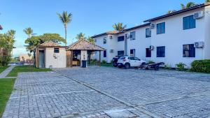 Aptos em condominio frente mar na praia de Taperapuã, atravessou a rua está na praia, aptos com 2 quartos com ar condicionado, internet privativa 300MBPS, 1 vaga de garagem, acomodam até 6 pessoas