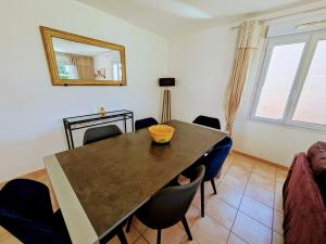 Maisons de vacances Mont Ventoux 5-person villa with spa, jacuzzi in Provence : photos des chambres