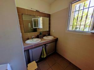 Maisons de vacances Mont Ventoux 5-person villa with spa, jacuzzi in Provence : photos des chambres