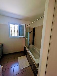 Maisons de vacances Mont Ventoux 5-person villa with spa, jacuzzi in Provence : photos des chambres