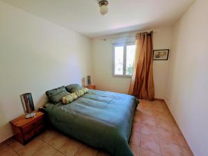 Maisons de vacances Mont Ventoux 5-person villa with spa, jacuzzi in Provence : photos des chambres
