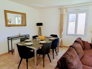 Maisons de vacances Mont Ventoux 5-person villa with spa, jacuzzi in Provence : photos des chambres