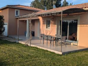 Maisons de vacances Mont Ventoux 5-person villa with spa, jacuzzi in Provence : photos des chambres