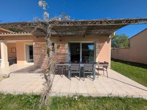 Maisons de vacances Mont Ventoux 5-person villa with spa, jacuzzi in Provence : photos des chambres