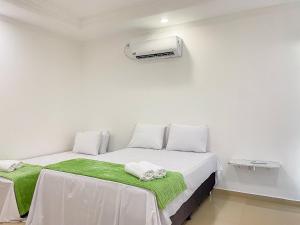 Casa individual com 2 suítes ambas com ar condicionado, sala, cozinha, área de serviço e garagem para 2 carros pequenos a poucos metros da Praia de Taperapuã