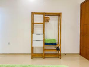 Casa individual com 2 suítes ambas com ar condicionado, sala, cozinha, área de serviço e garagem para 2 carros pequenos a poucos metros da Praia de Taperapuã