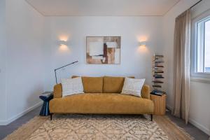 176 - Charming Riverview Apartment