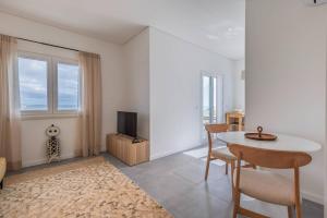 176 - Charming Riverview Apartment