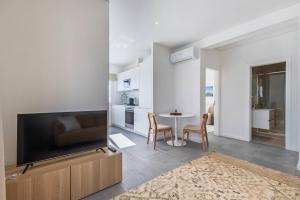 176 - Charming Riverview Apartment