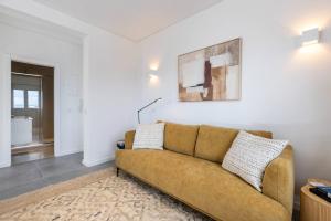 176 - Charming Riverview Apartment