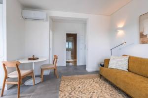 176 - Charming Riverview Apartment