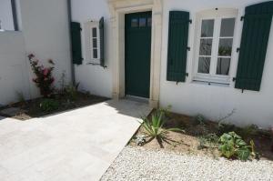 452 LAvocette Garden and pool