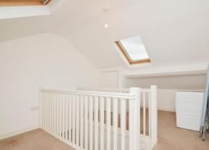 Lovely 2 bedroom flat in town centre by train station