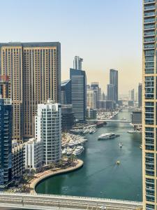 Luxury Stay - Private Jacuzzi - Infinity Pool - Marina & Sea Views - High Floor - Upgraded - Designer - Squash