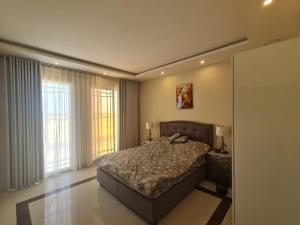 شقة عرفتين ومجلس اطلاله على بحر العزيزيهTwo-room apartment overlooking the Al-Aziziyah Sea يتوفر كذلك 3 غرف بزياده 150 ريال