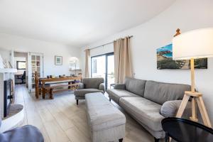 CoolHouses Algarve, Luz, 3 Bed villa, 1 bed studio, heated pool & jacuzzi, sea views, Casa Pequena