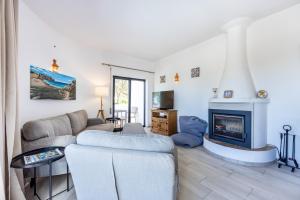 CoolHouses Algarve, Luz, 3 Bed villa, 1 bed studio, heated pool & jacuzzi, sea views, Casa Pequena