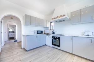 CoolHouses Algarve, Luz, 3 Bed villa, 1 bed studio, heated pool & jacuzzi, sea views, Casa Pequena