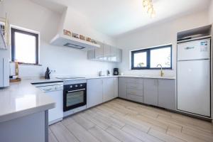 CoolHouses Algarve, Luz, 3 Bed villa, 1 bed studio, heated pool & jacuzzi, sea views, Casa Pequena