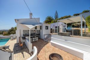 CoolHouses Algarve, Luz, 3 Bed villa, 1 bed studio, heated pool & jacuzzi, sea views, Casa Pequena