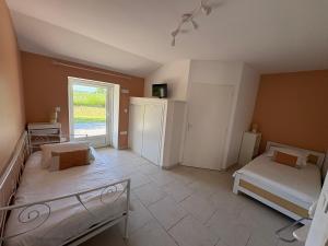 Maisons d'hotes Gite Les Vignes a Bellevigne a 20 minutes de Cognac et d-Angouleme - En Charente au coeur de la region cognacaise : photos des chambres