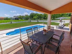 Holiday Home Tina by Interhome