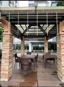 Queen V Staycation Tower D