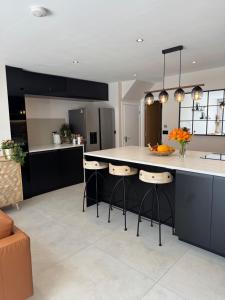 Modern Luxury Home with Spacious Garden close to Warner Bros Studio