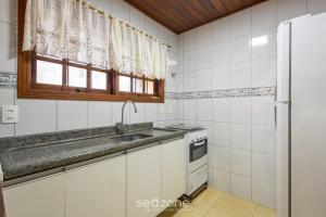 Casa charmosa c churrasq. ao lado do Mar MON0099