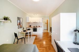 Elegantly Styled Studio l Breakfast l Self Check-in l 10 mins to Novi Sad Fair