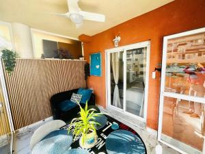 Piscina, playa, terraza y parking en Benalmádena