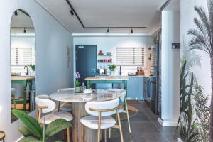 Modern 2BR Wavescapes Near Muizenberg Beach