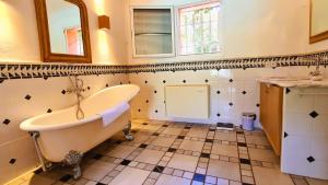 Villas Villa Lucendiluna 14 personnes piscine plage 5min le paradis : photos des chambres