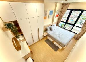 2BR Condo with Oldtown Bangkok Vibes, Steps from Wongwian Yai