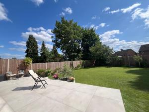 Modern Luxury Home with Spacious Garden close to Warner Bros Studio