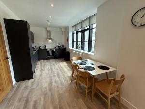 Beautiful 1 bed - 5 Queen Street Abingdon - Centrally located parking subject to availability - Ashbrook Serviced Apartments